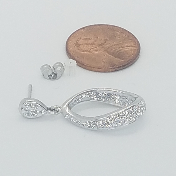 📌SOLD📌 CHRYSTINA EARRINGS💙 - Picture 7 of 9